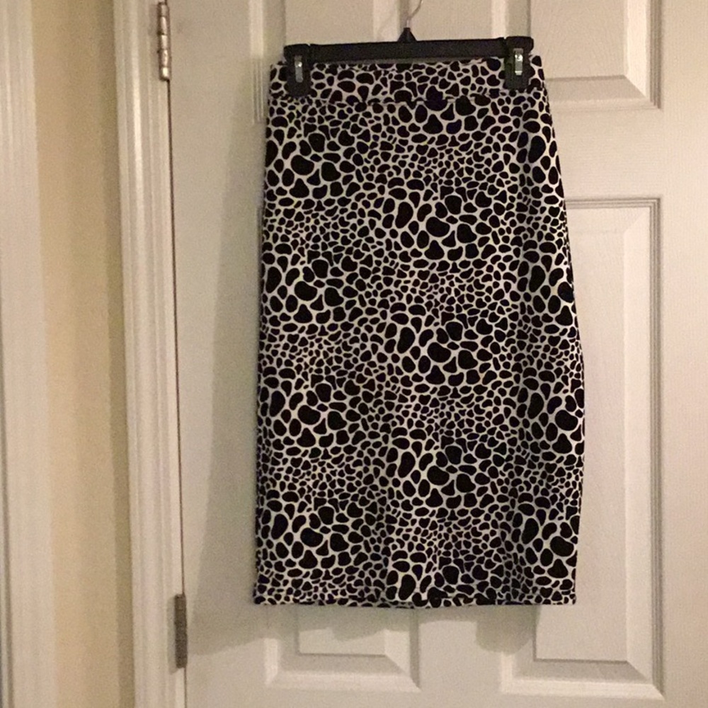 Stylish Black and White Patterned Skirt